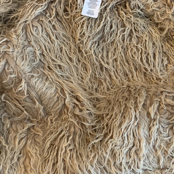 NEW INC Faux fur vest. - Picture 9 of 12